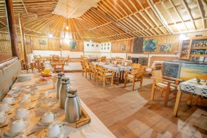 Comedor en Bakiga Lodge